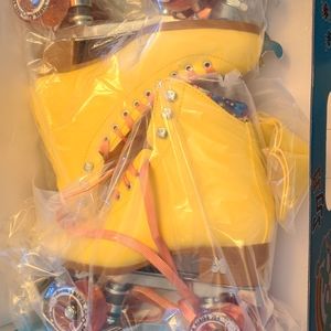 Moxi Skates Beach Bunny - Strawberry Lemonade color